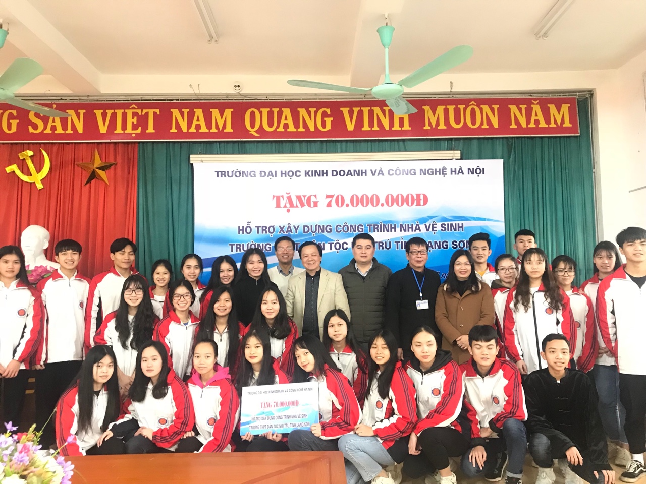 Tập thể Đoàn công tác và, các thầy cô giáo, học sinh có mặt chụp ảnh lưu niệm. (Ảnh : Thương Hiền)